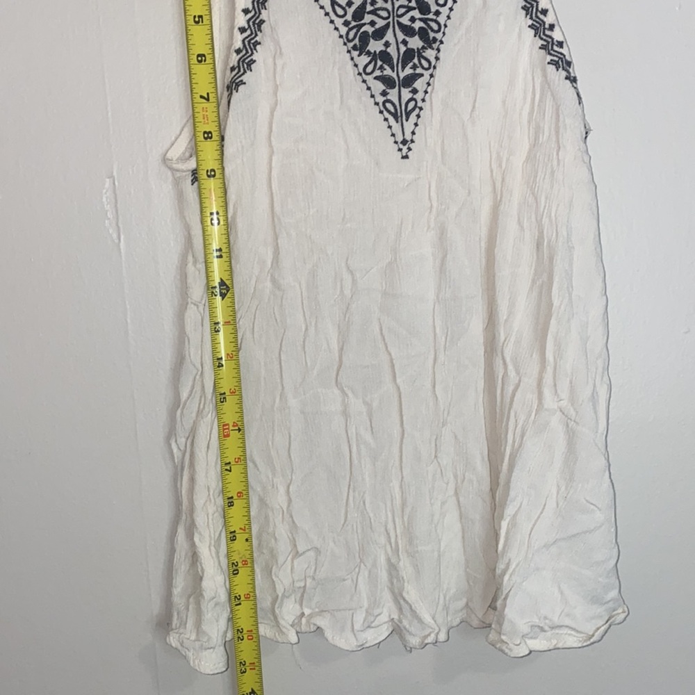 🪿Adorable White with Blue detailed sleeveless top! - Picture 5 of 6